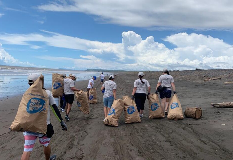 Smurfit Kappa employees participating in a beach clean-up in Costa Rica