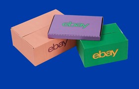 Emballages en carton ondulé de diffèrentes tailles pour l'envoi postal de produits  