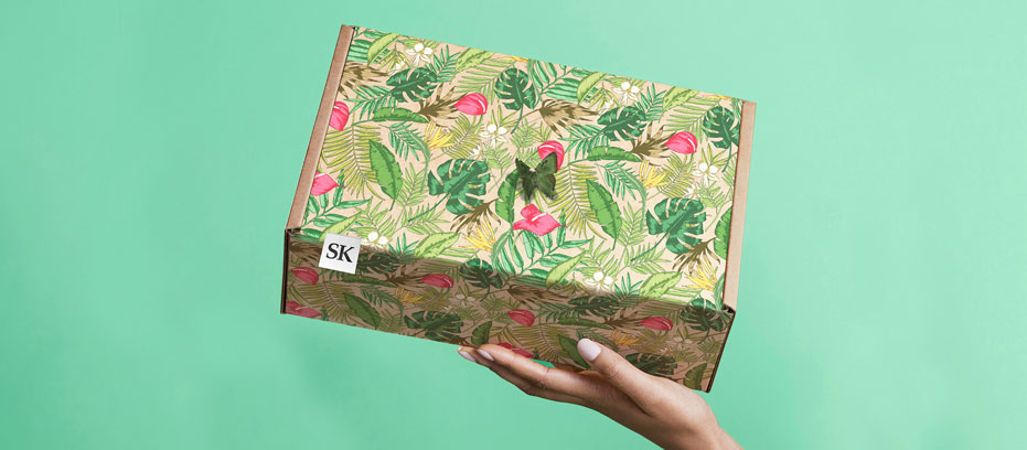 Emballage pour le e-commerce imprimé avec des fleurs et des feuilles
