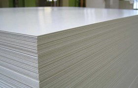 Plaques de carton ondulé blanc empilé