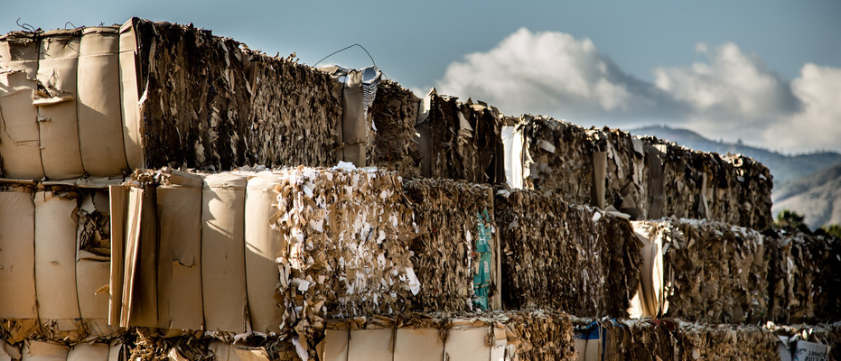 Pacas de cartón recuperado en proceso de reciclaje de Smurfit Kappa Colombia