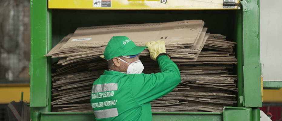 Reciclador de oficio en separación de residuos y cartón