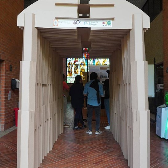Foto estructurando el cartón concurso Universidad San Buenaventura