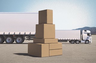 Superpostion d'emballages ecommerce pour illustrer le gain d'occupation des camions grâce à l'optimisation des volumes.