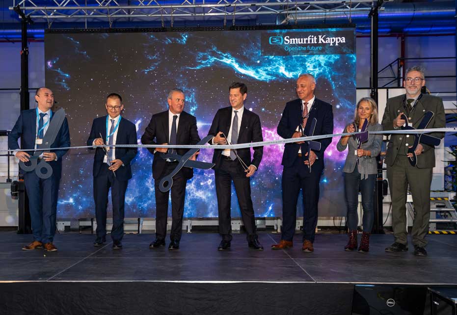 Senior management cutting the ribbon on the investment in Czech 