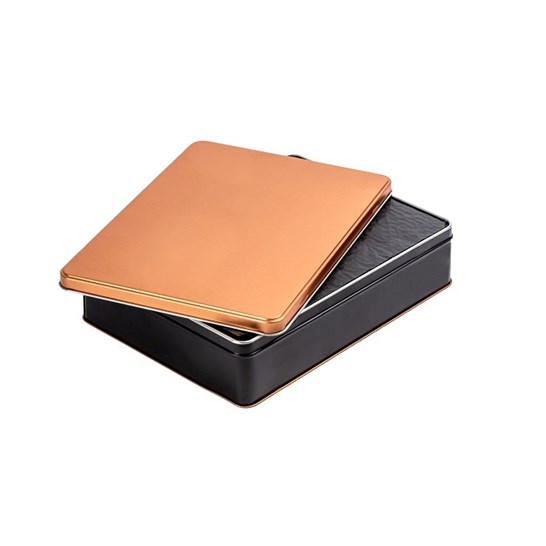 https://media.smurfitkappa.com/ie/-/m/images/products-images-740x-740/food-contact-packaging/biscuit-tin-pad-bronze-740x740.jpg?rev=55217028b3564e1dab7cd7cc087e5de7&t=a-s&arw=1&arh=1&arm=focuspoint&w=546&hash=34B9D16731ABD46DB430ED0758F1957D