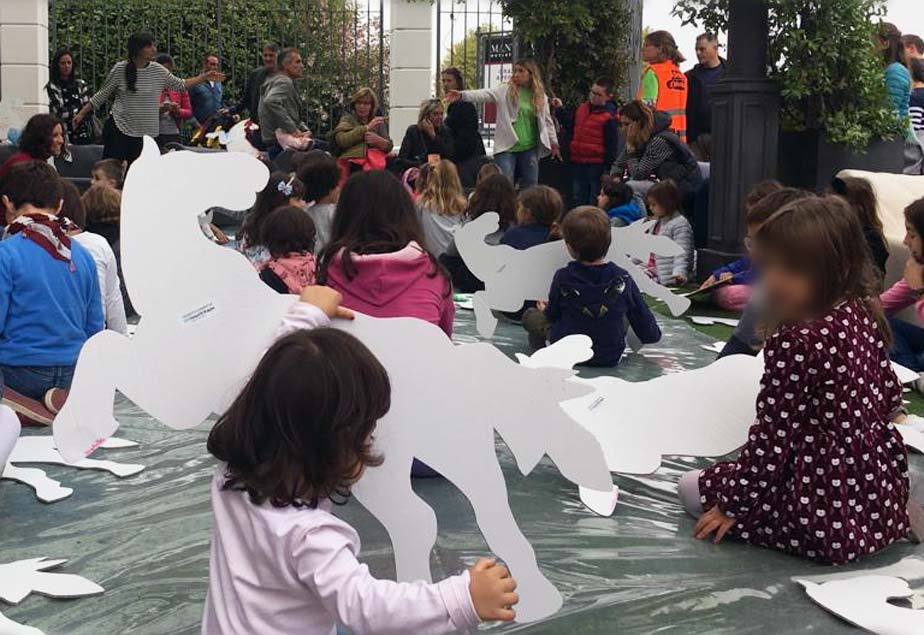 Cavalli in cartone realizzati per i bambini che partecipano al festival Segni d’infanzia