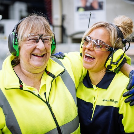 Photo de trois employés d'usine de Smurfit Kappa parlant