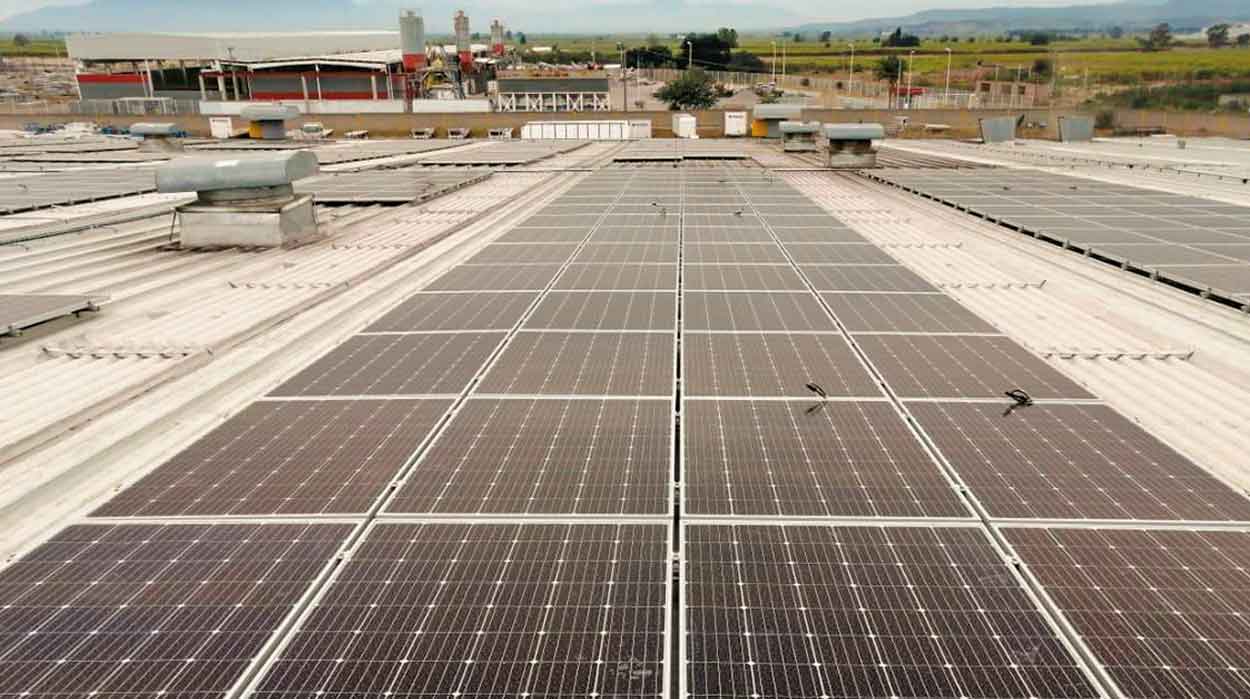 Photo panneaux solaires d'un bâtiment Smurfit Kappa à Mexico