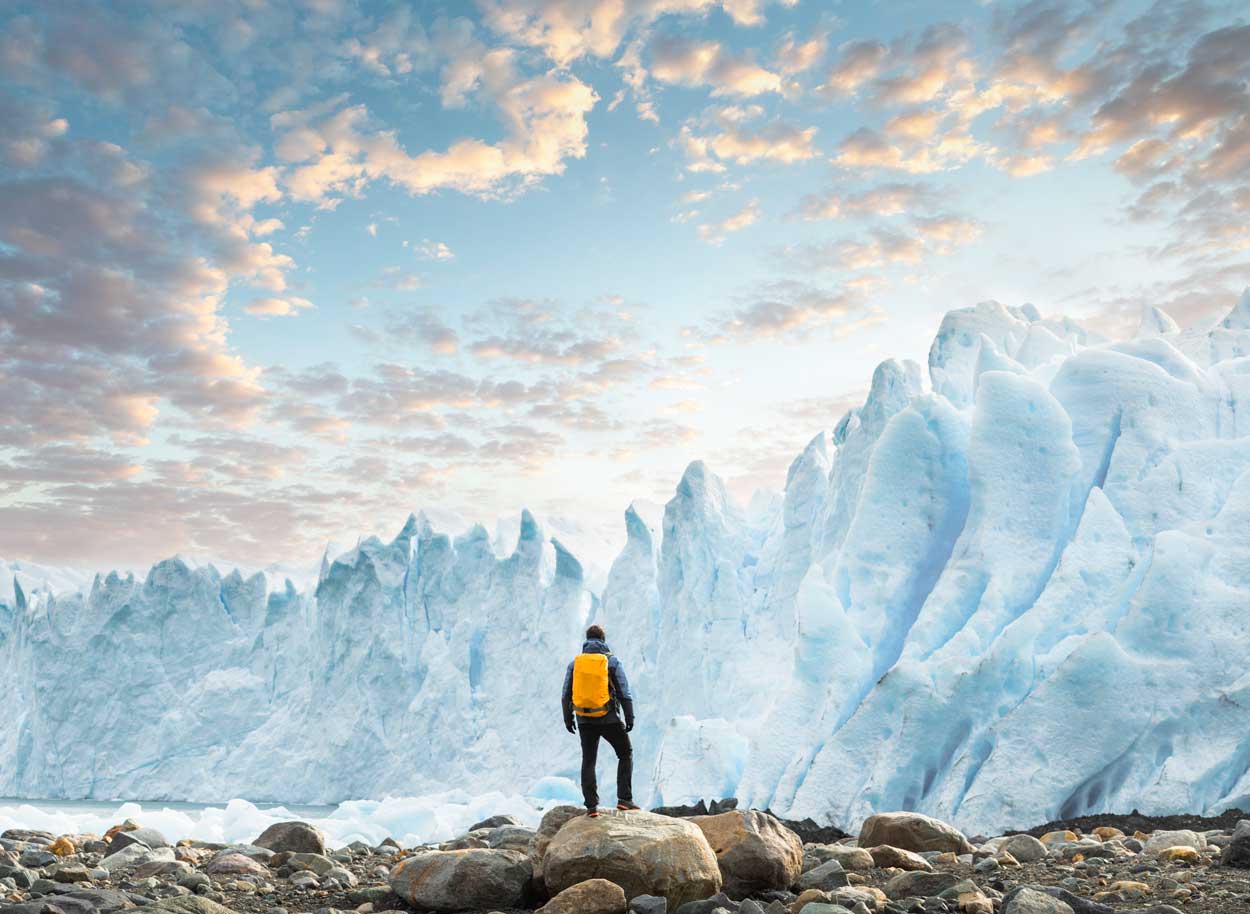 Caminhante a admirar o glaciar